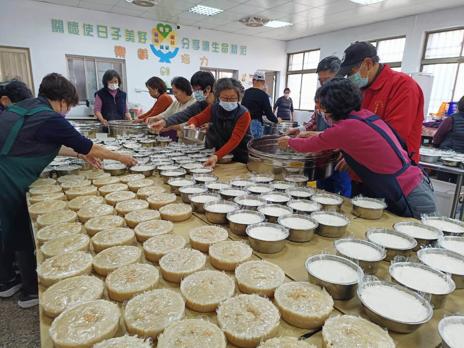 迎龍年春節 金湖鎮信義新村社區依古法搗年糕