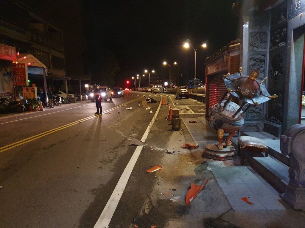 金城北堤路迴龍宮香爐遭撞爛 駕駛肇逃現場又釀車禍