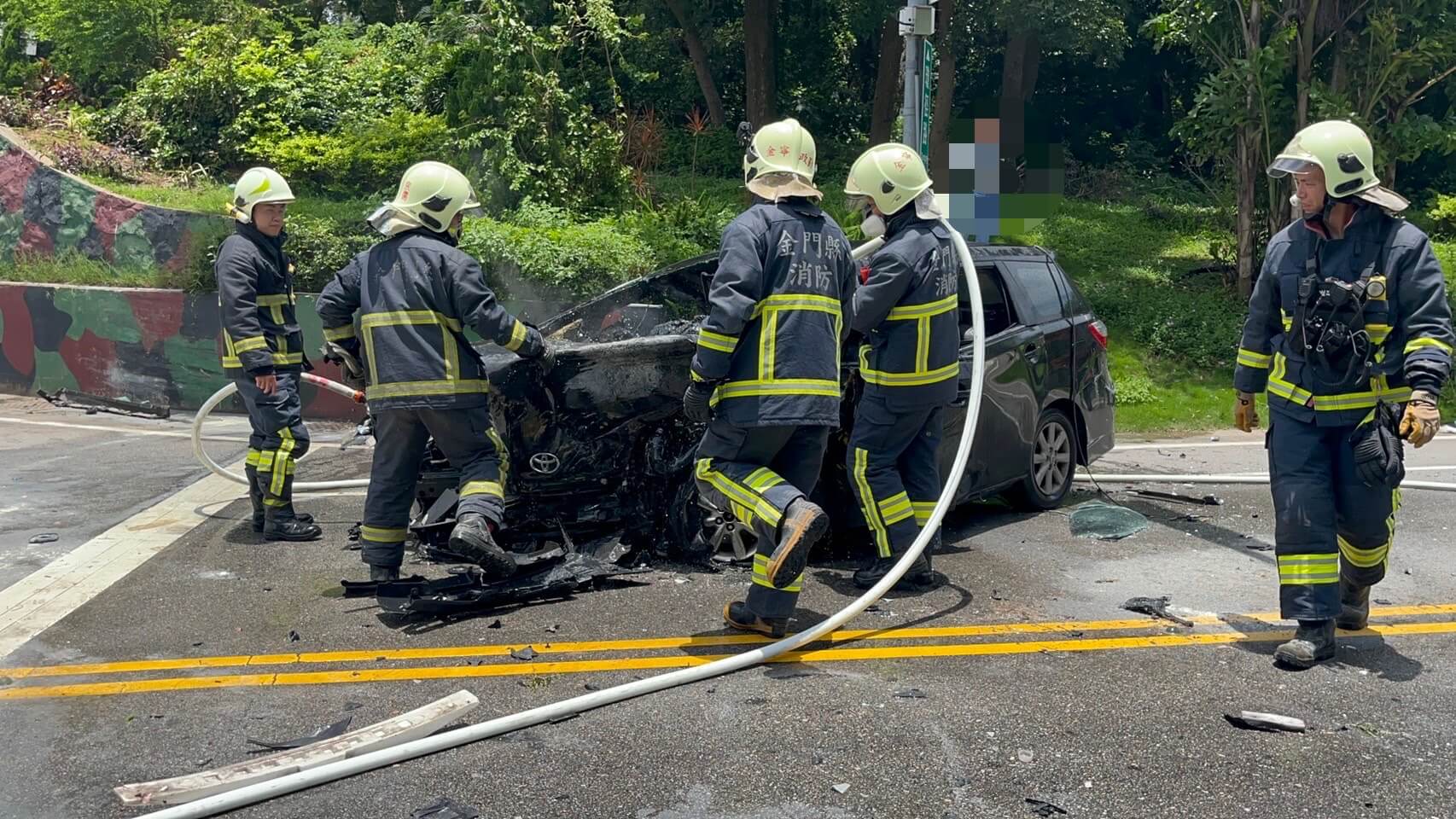 金門男撞人肇逃又自撞護欄引火燒車   偵查隊長目擊逮人變救人 