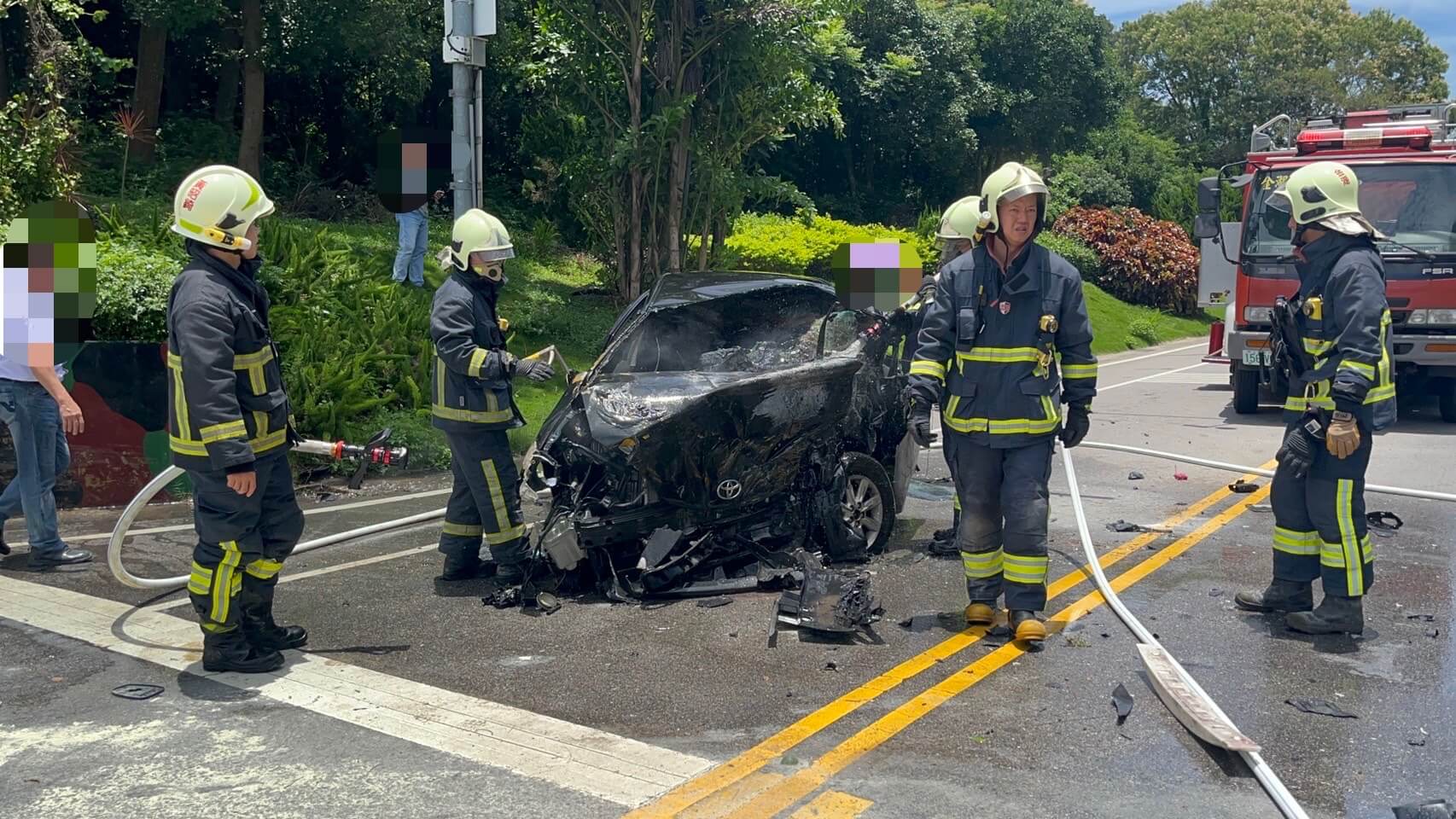 金門男撞人肇逃又自撞護欄引火燒車   偵查隊長目擊逮人變救人 