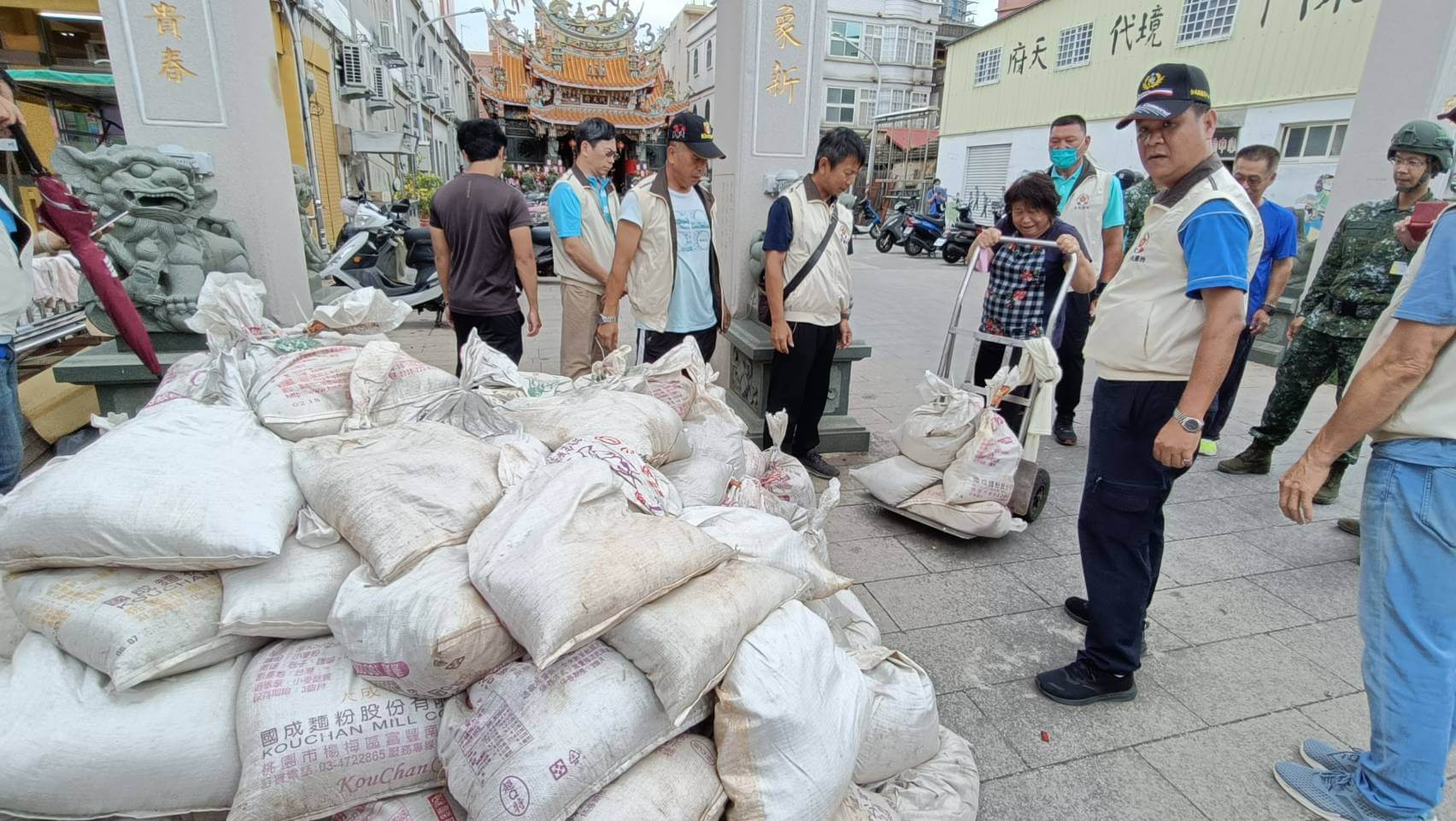 漢光變防颱 金防部動員搬運500包沙包防災     