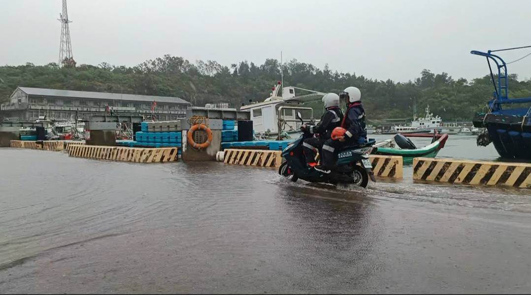 凱米颱風暴風圈觸及金門，漁港淹水.海邊浪高3尺