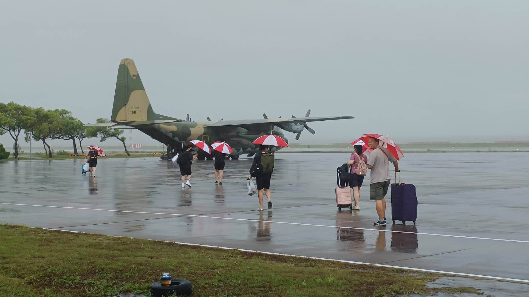 上千旅客滯留金門機場 國軍啟動軍機疏運