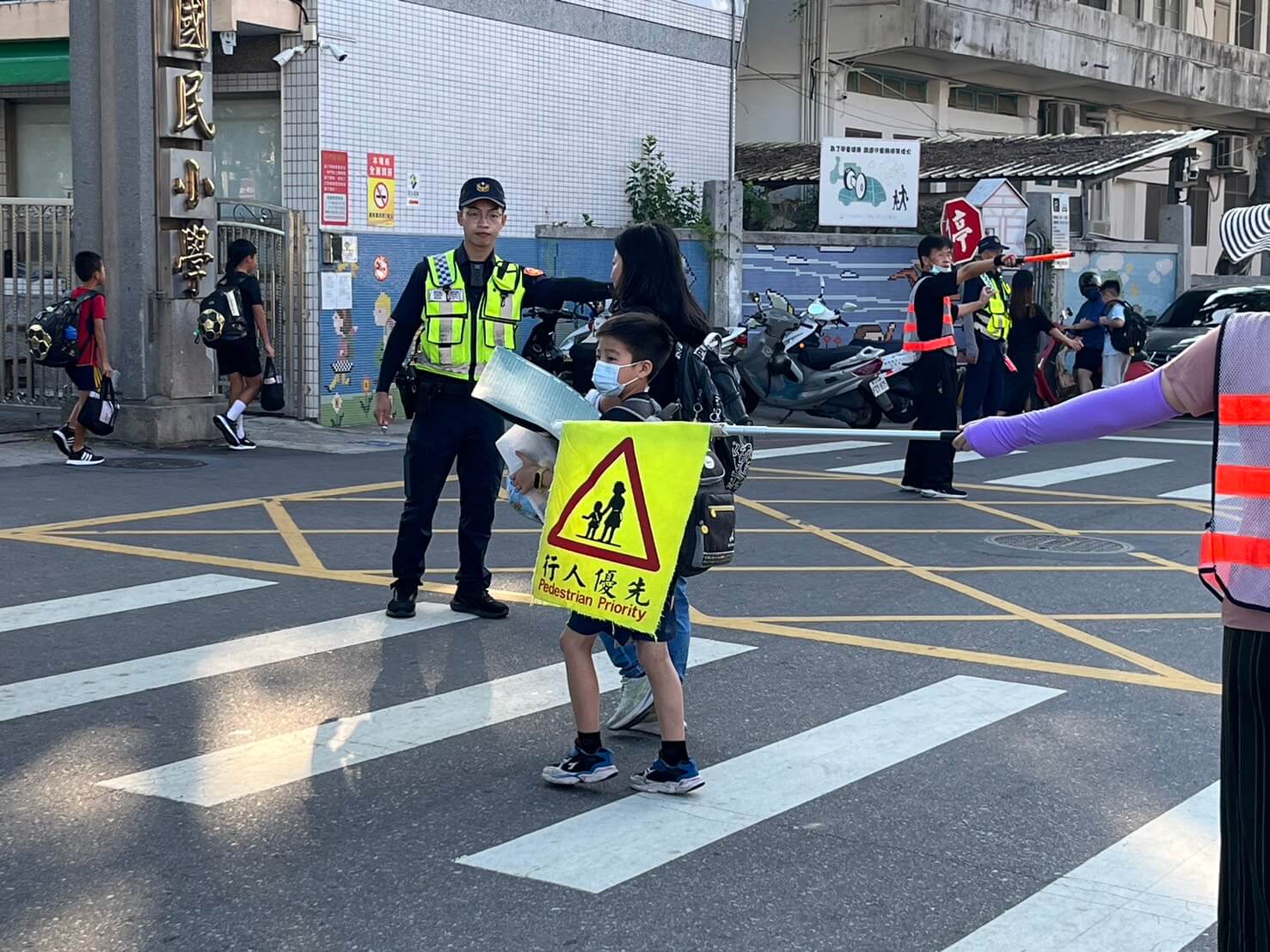 新學期開學 金門縣警局執行護童勤務守護學童安全