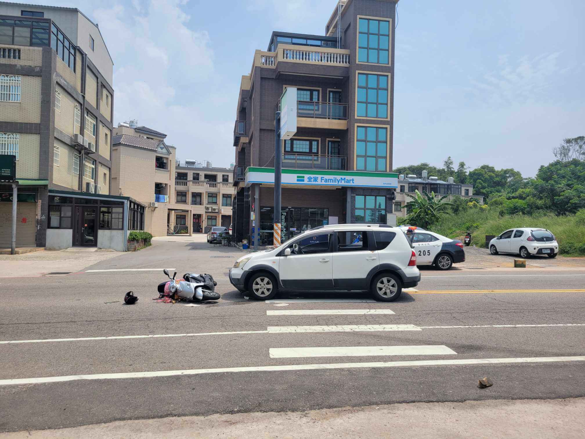 自小客車駛入對向車道直撞機車  女騎士左腿骨折送醫