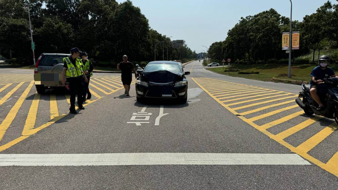 鬼門開!桃園路兩車互撞 一台引擎蓋掀開變形