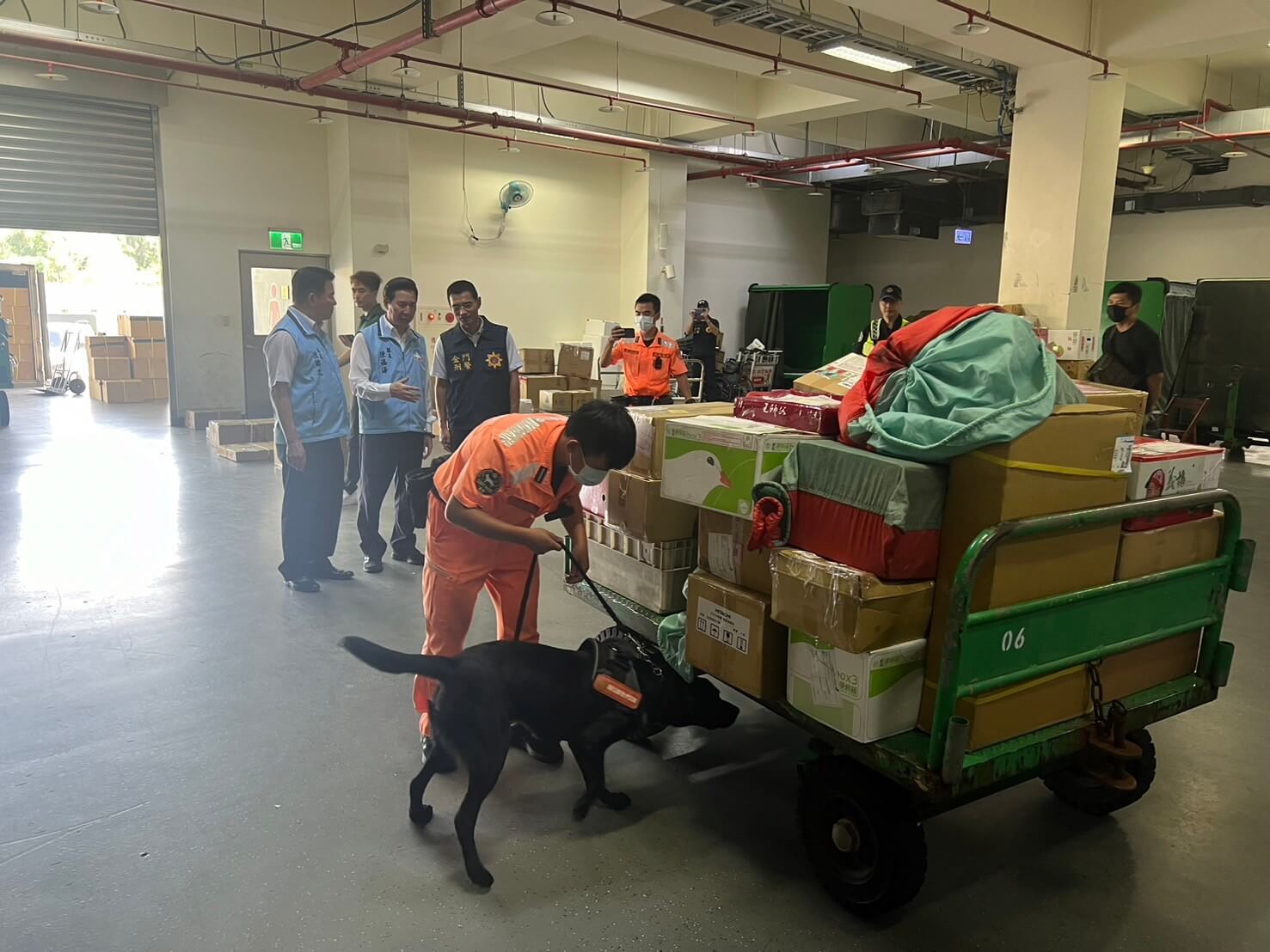 金警、航警及岸巡再次出動緝毒犬聯合查緝