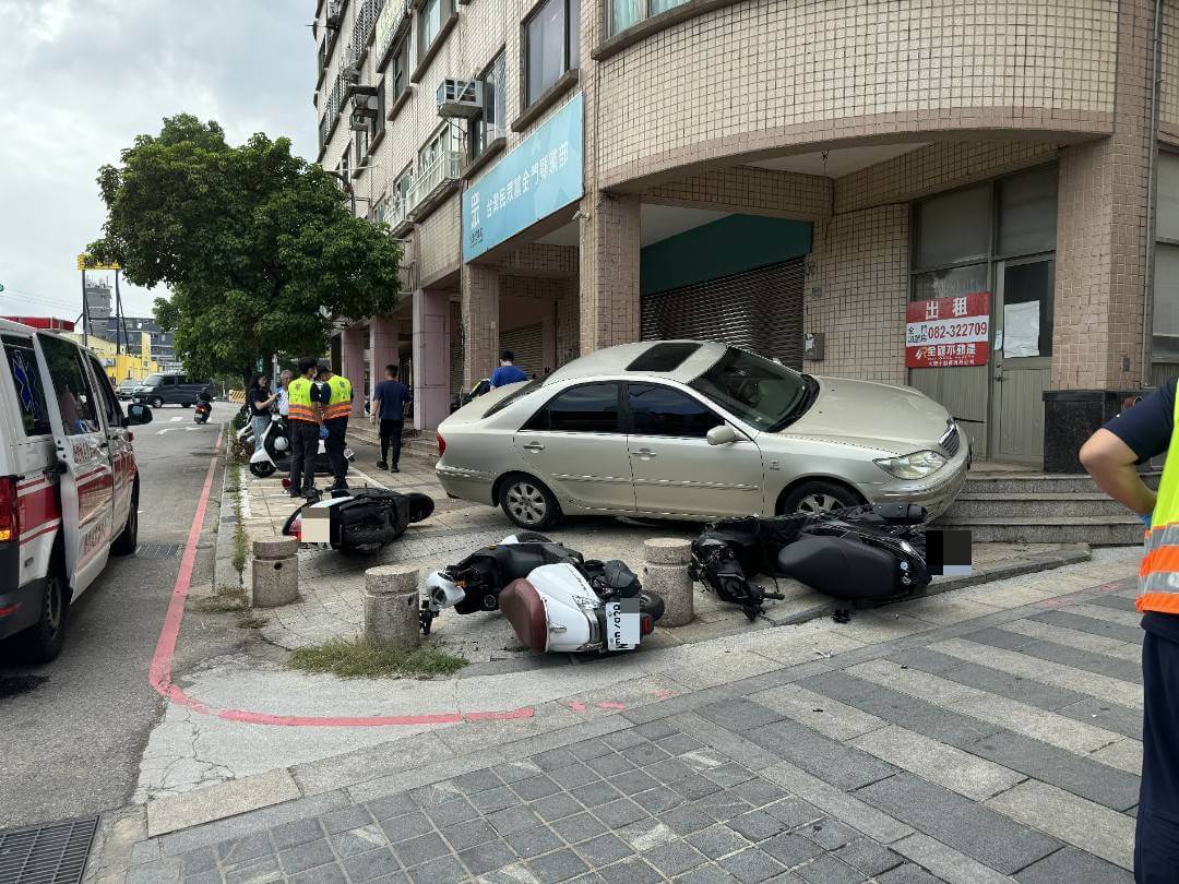 金門轎車失控連撞4機車1台轎車