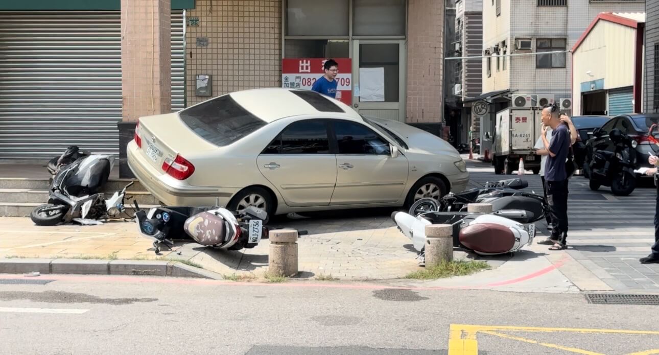 金門轎車失控連撞4機車1台轎車