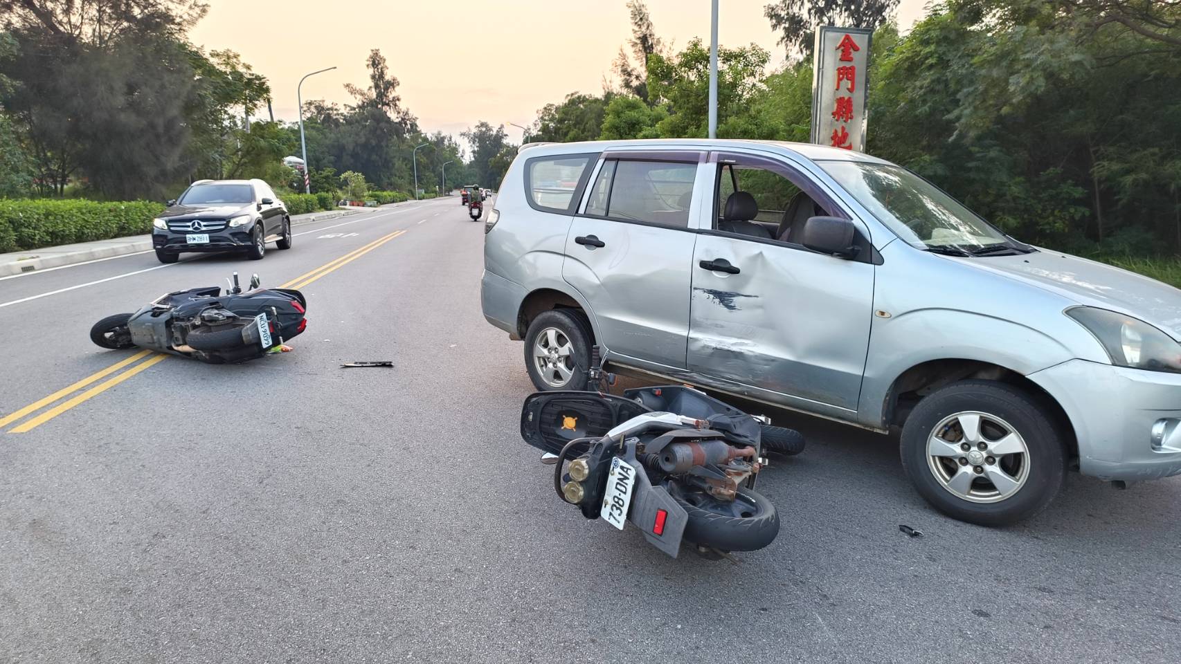 國慶日兩金門男車禍 一人撞車一人摔車送醫