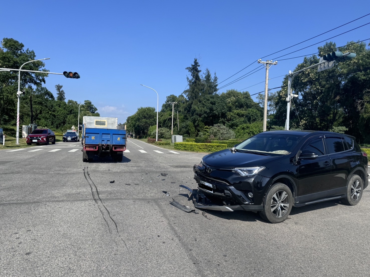 金門農地搬運車疑似闖紅燈釀車禍 警方開罰