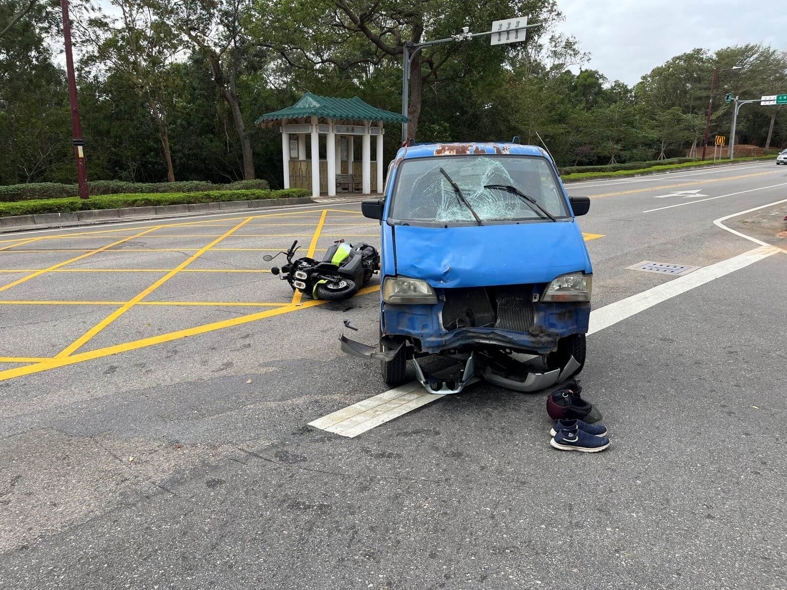 金門小貨車載酒糟轉彎疑似未禮讓直行車先行釀事故