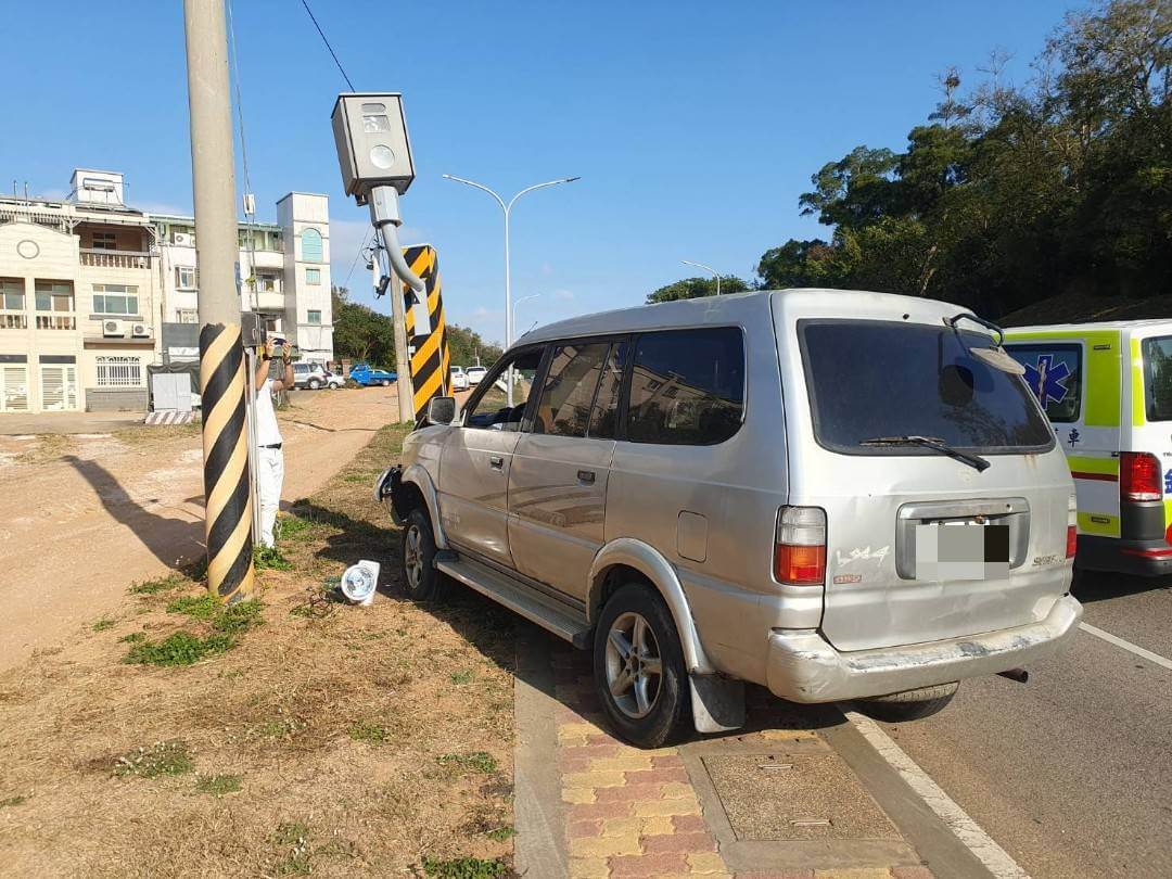 金門婦人開車 頭暈自撞測速器送醫