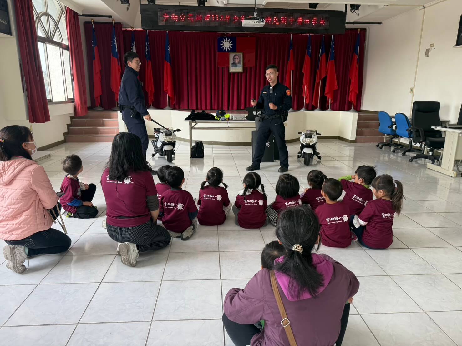 金湖國小附設幼兒園與警察局金湖分局舉辦「變身小小警察出任務」參訪活動