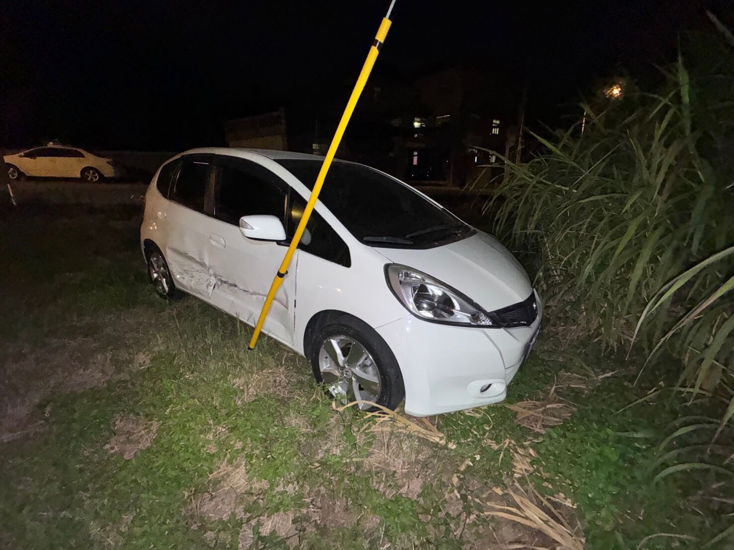 金門成功村黑.白車擦撞  白車衝入草叢 無人受傷