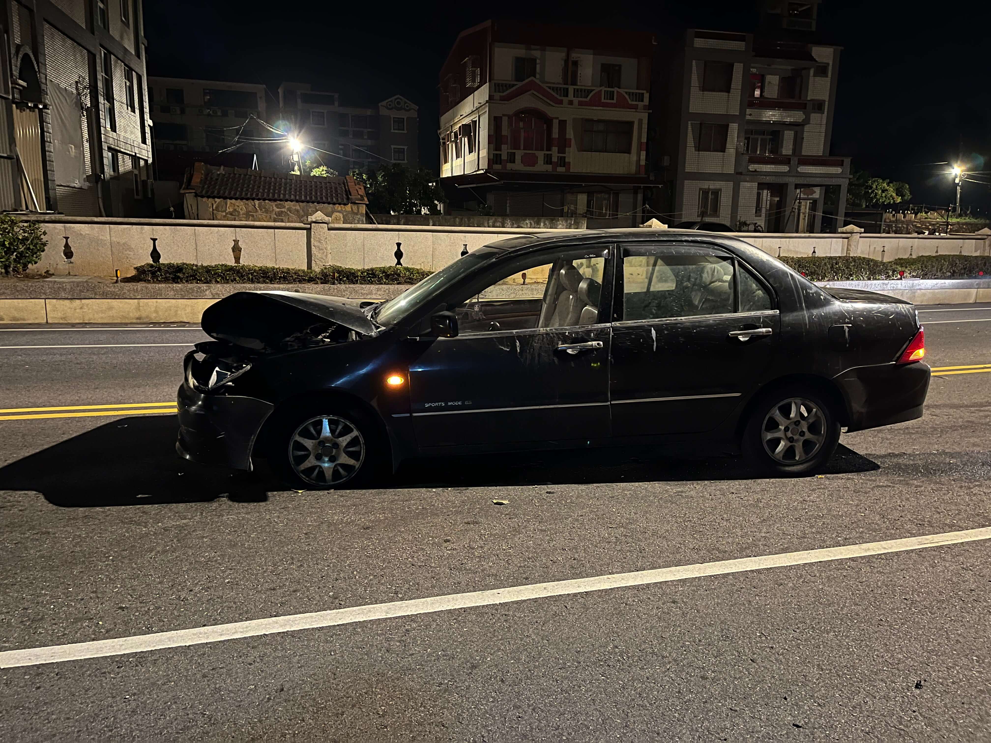 金門無照男汽車自撞紐澤西護欄　乘客受傷送醫