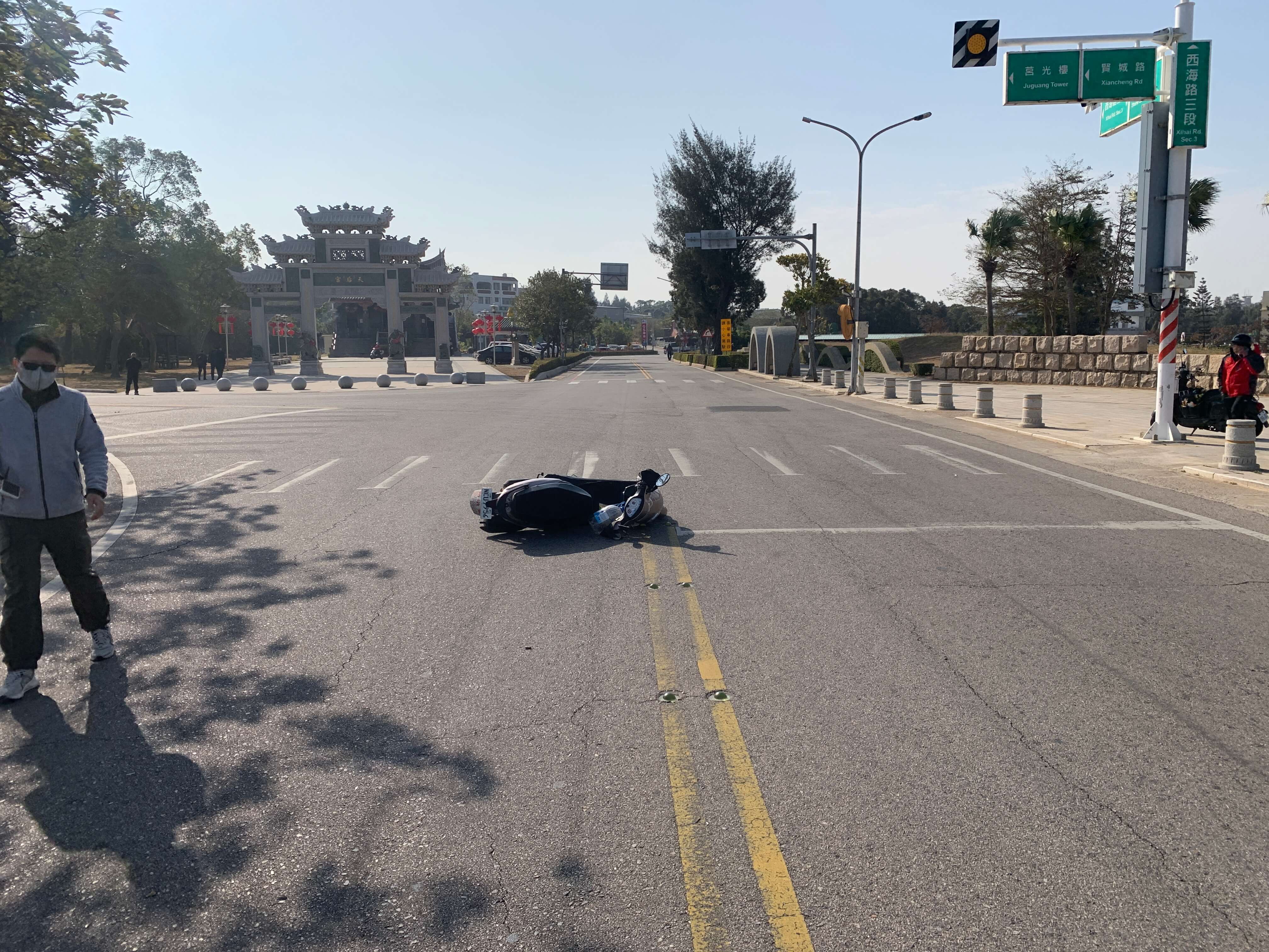 禮讓幹道車輛先行 金城汽.機車擦撞一女送醫