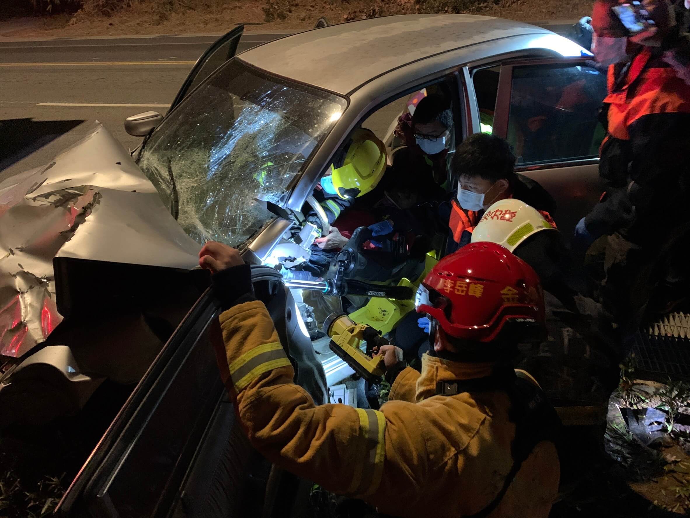 金門環島北與高陽路口驚傳車禍工人受困 消防救援