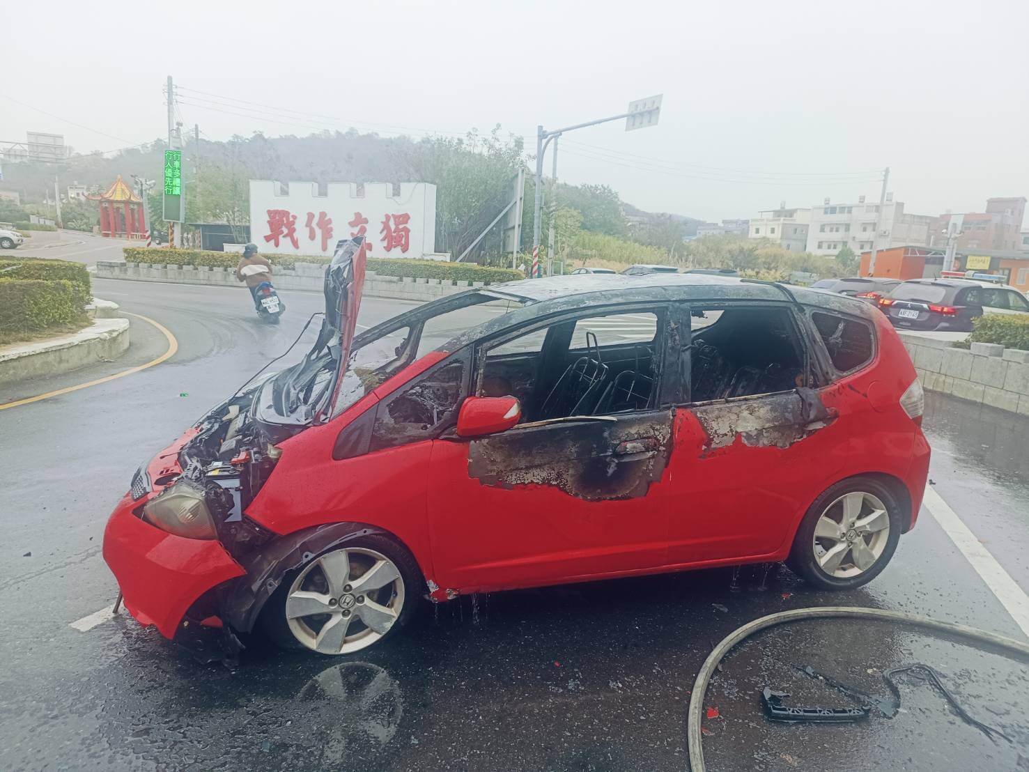 自撞烈嶼八達樓子圓環引火燒車     民眾見狀搶救　