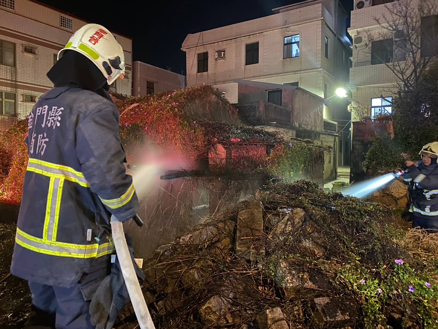 金湖鎮漁村旁暗夜惡火 消防局成功阻隔延燒