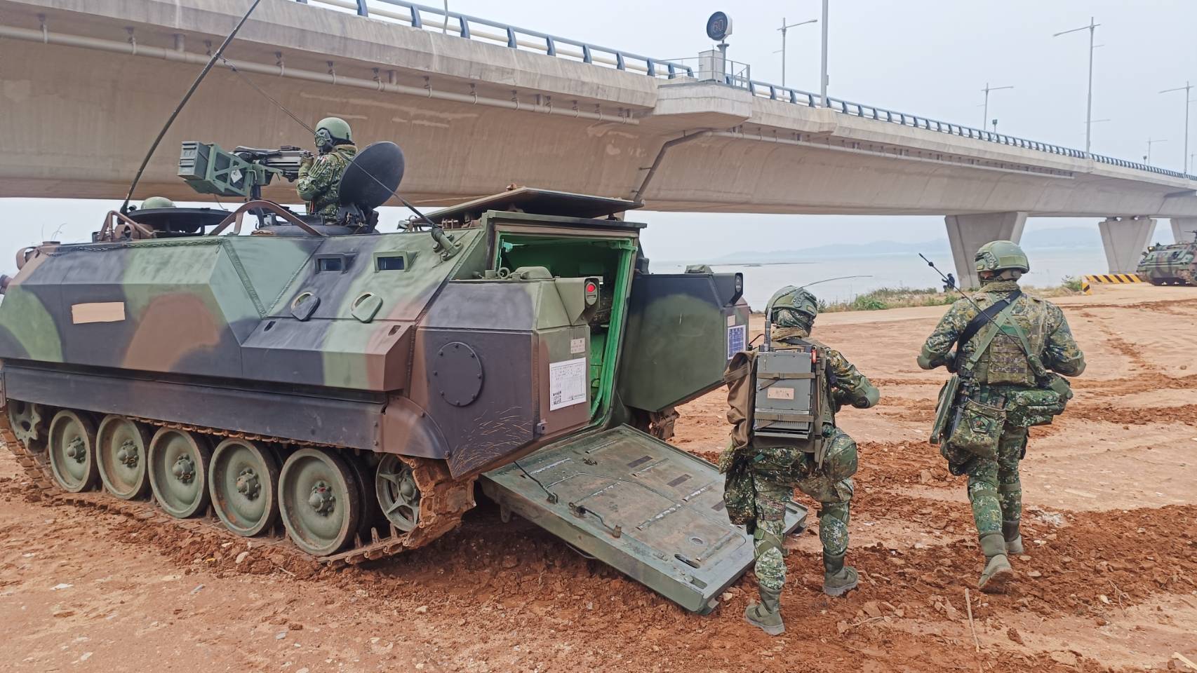 防共軍演習金防部金門大橋裝甲車備戰操演