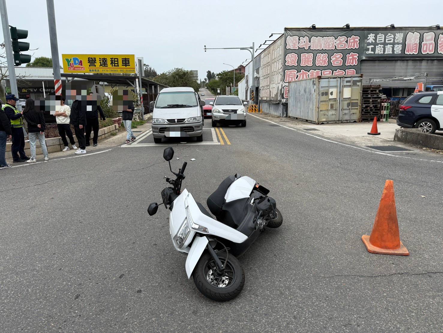 金門榜林圓環遇紅燈急停  金大生遭被撞飛