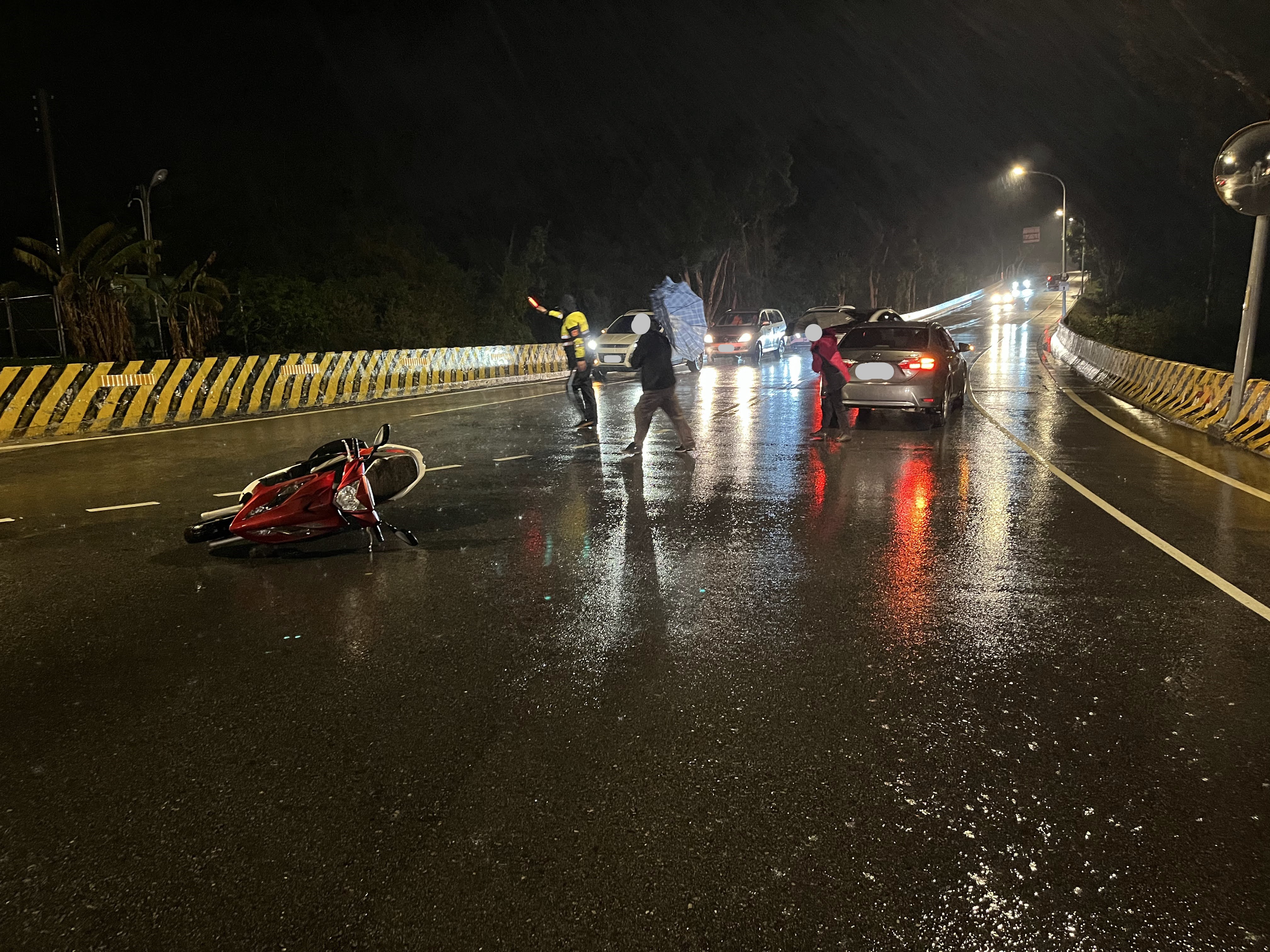 天雨路滑 金門夏興三角公園轎車與機車碰撞