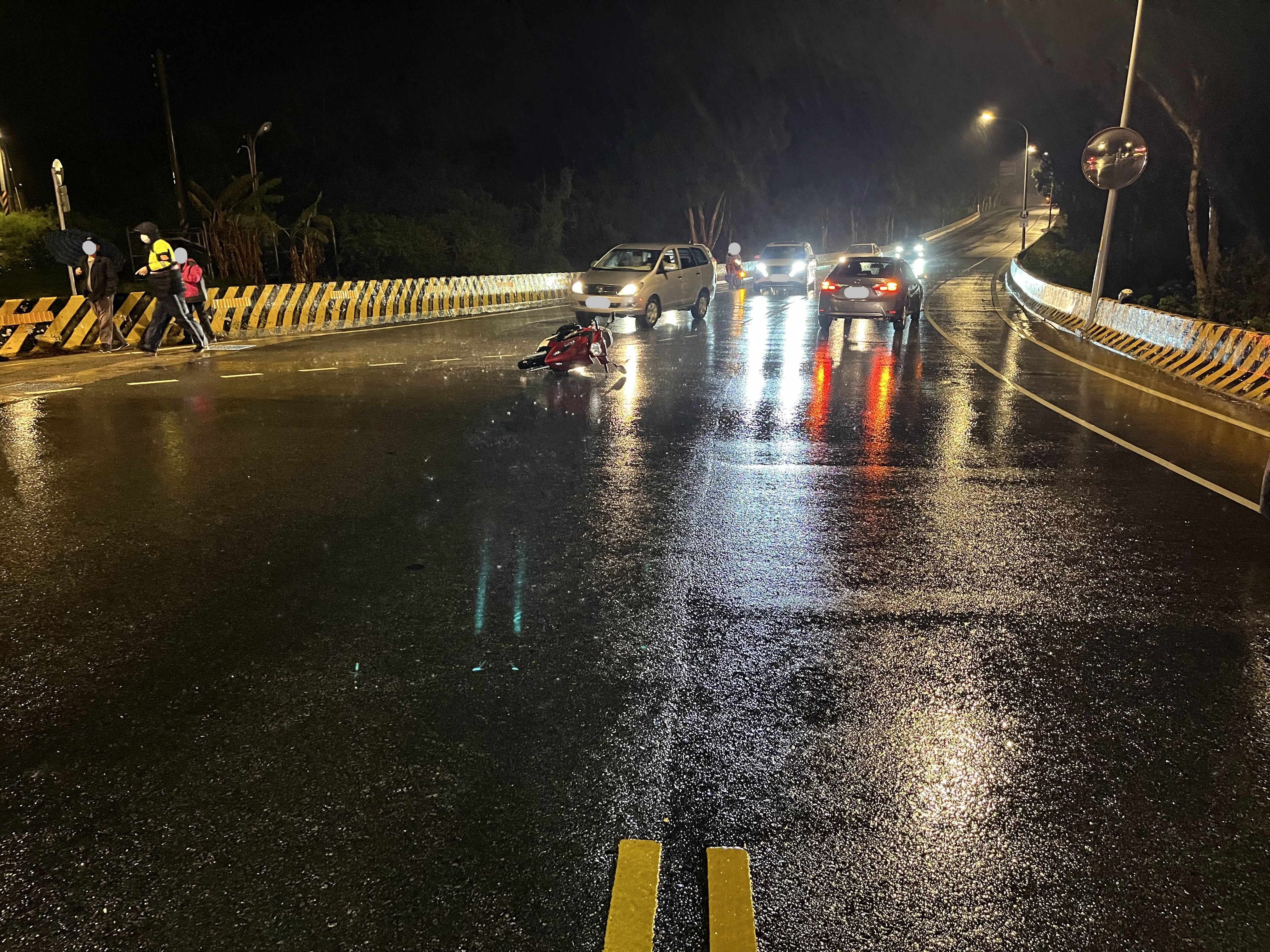 天雨路滑 金門夏興三角公園轎車與機車碰撞