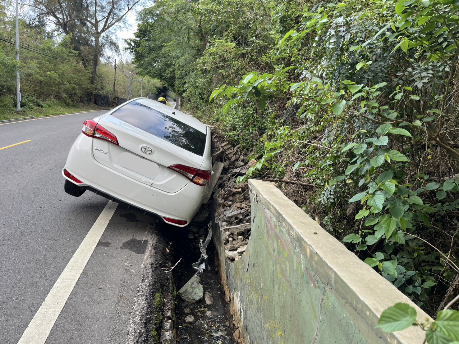 遊客遊金精神不濟自撞溝渠　汽車駕駛幸未受傷