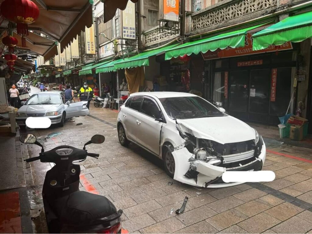 沙美博愛老街兩車擦撞 疑為開車門不當釀禍