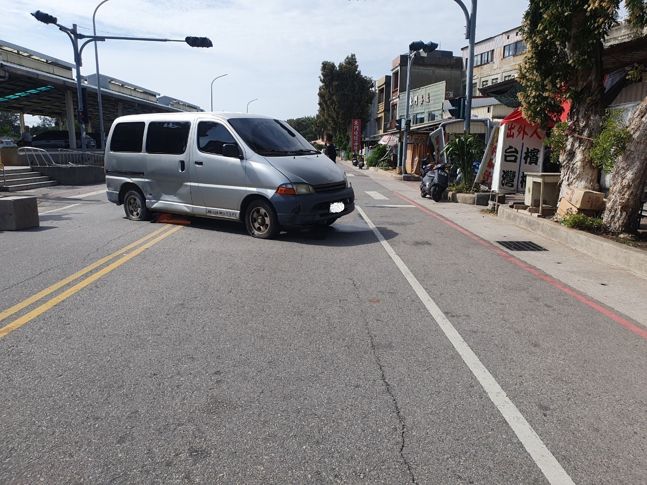 神駕駛!貨車撞車 撞歪整排殘障坡道扶手欄