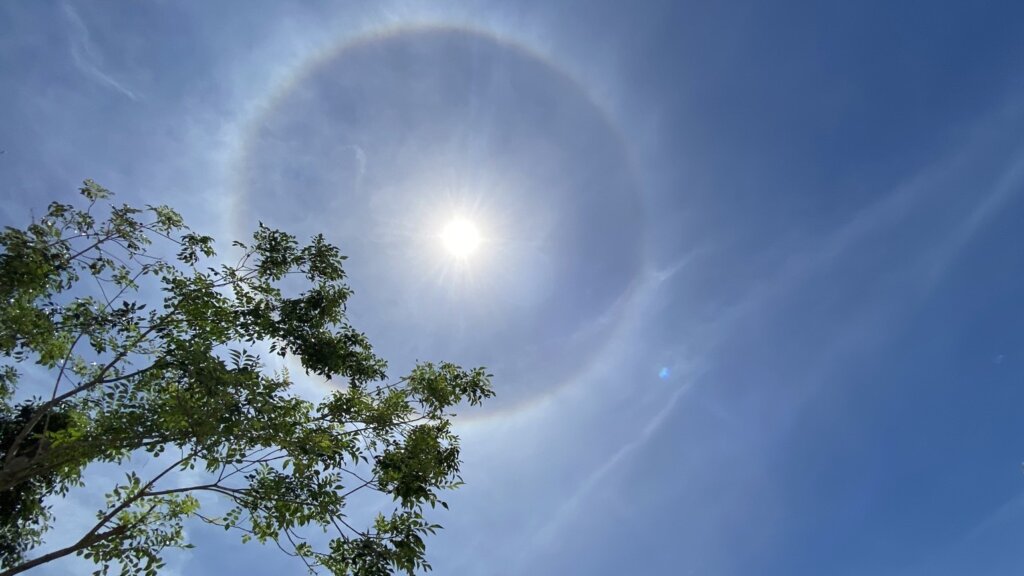 天使之圈「日暈」現蹤 天文奇景民眾搶拍